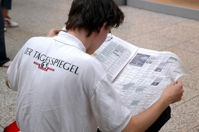 Bildnummer: 50905916  Datum: 14.08.2005  Copyright: imago/SteinachZeitungsverk?ufer vom Tagesspiegel liest eine Zeitung, Personen; 2005, Berlin, Verk?ufer, Zeitung, Zeitungen, Tageszeitung, Tageszeitungen, lesen, lesend, liest, Der Tagesspiegel, Schriftzug, T-Shirt, Shirt; , quer, Kbdig, Einzelbild, close, Medienunternehmen, Wirtschaft, R?ckansicht, Perspektive, Logo, Logos, Deutschland,-stock-foto