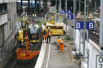 cntv Mit einen Bagger auf Schienen der auf den Bahngleisen faehrt und Mitarbeitern sind die Bauarbeiten f?r die Erneuerung der Bahnsteige 3 und 4 am Hauptbahnhof in vollen gange11.08.2025 Hamburg - Hauptbahnhof Die Bauerabeiten werden bis mitte September andauern Die Bauarbeiten zur Erneuerung der Bahnsteige 3 und 4 am Hamburger Hauptbahnhof haben heute begonnen. Die Arbeiten sollen ca. bis November andauern. F?r die Zeit der Arbeiten ist jeweils immer ein Gleis der Gleise 3 oder 4 voll gesperrt. Hamburg Deutschland *** cntv With an excavator on rails driving on the tracks and employees, the construction work for the renewal of platforms 3 and 4 at Hamburg Central Station is in full swing11 08 2025 Hamburg Central Station The constructi-stock-foto