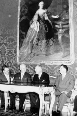 Bildnummer: 55881187  Datum: 01.01.1961  Copyright: imago/United ArchivesSoviet prime minister Nikita Khrushchev with Austrian president Adolf Schaerf ( 2nd from right ) is seen seated under a large painting of Maria Theresa in the Presidential Palace shortly after his arrival in Vienna this evening , in preparation for his weekend talks with U . S . President John F . Kennedy . 2 June 1961 Mono Negative !AUFNAHMEDATUM GESCH?TZT! kbdig 1961 hoch painting politics politicians Bildnummer 55881187 Date 01 01 1961 Copyright Imago United Archives Soviet Prime Ministers Nikita Khrushchev With Austrian President Adolf Schaerf 2nd from Right IS Lakes seated Under a Large Painting of Mary Theresa in The Presidential Palace shortly After His Arrival in Vienna This evening in Preparation for His Weekend Talks With U S President John F Kennedy 2 June 1961 Mono Negative date estimated Kbdig 1961 vertical Painting POLITICS Politicians-stock-foto
