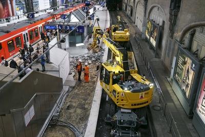 cntv Mit einen Bagger auf Schienen der auf den Bahngleisen faehrt und Mitarbeitern sind die Bauarbeiten f?r die Erneuerung der Bahnsteige 3 und 4 am Hauptbahnhof in vollen gange11.08.2025 Hamburg - Hauptbahnhof Die Bauerabeiten werden bis mitte September andauern Die Bauarbeiten zur Erneuerung der Bahnsteige 3 und 4 am Hamburger Hauptbahnhof haben heute begonnen. Die Arbeiten sollen ca. bis November andauern. F?r die Zeit der Arbeiten ist jeweils immer ein Gleis der Gleise 3 oder 4 voll gesperrt. Hamburg Deutschland *** cntv With an excavator on rails driving on the tracks and employees, the construction work for the renewal of platforms 3 and 4 at Hamburg Central Station is in full swing11 08 2025 Hamburg Central Station The constructi-stock-foto