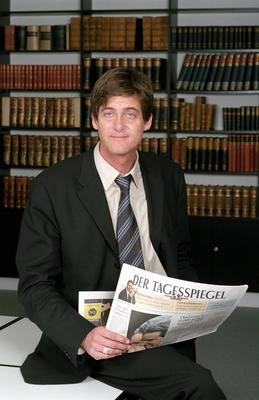 Bildnummer: 56958093  Datum: 15.10.2004  Copyright: imago/teutopressLorenz Maroldt (Chefredakteur Der Tagesspiegel ) 10/04 te Mann Chefredaktion Chefredakteur Redaktion Redakteur Journalismus Journalist Zeitung linke Tageszeitung links dunkelhaarig kurzhaarig seri?s Jackett Hemd Krawatte halb hoch l?chelnd sitzend B?cher B?cherregal Zeitung haltend Fototermin am 15.10.2004 in Berlin (exklusiv) People x0x xkg 2004 hoch  56958093 Date 15 10 2004 Copyright Imago  Lorenz Maroldt Editor-in-chief the Tagesspiegel 10 04 Te Man Editor in chief Editor-in-chief Editors Editor Journalism Journalist Newspaper Left Daily left dark haired short seriously Jacket Shirt Tie half vertical smiling seated Books Bookshelf Newspaper holding Photo call at 15 10 2004 in Berlin exclusive Celebrities x0x xkg 2004 vertical-stock-foto