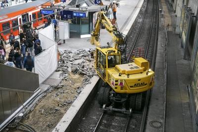 cntv Mit einen Bagger auf Schienen der auf den Bahngleisen faehrt und Mitarbeitern sind die Bauarbeiten f?r die Erneuerung der Bahnsteige 3 und 4 am Hauptbahnhof in vollen gange11.08.2025 Hamburg - Hauptbahnhof Die Bauerabeiten werden bis mitte September andauern Die Bauarbeiten zur Erneuerung der Bahnsteige 3 und 4 am Hamburger Hauptbahnhof haben heute begonnen. Die Arbeiten sollen ca. bis November andauern. F?r die Zeit der Arbeiten ist jeweils immer ein Gleis der Gleise 3 oder 4 voll gesperrt. Hamburg Deutschland *** cntv With an excavator on rails driving on the tracks and employees, the construction work for the renewal of platforms 3 and 4 at Hamburg Central Station is in full swing11 08 2025 Hamburg Central Station The constructi-stock-foto