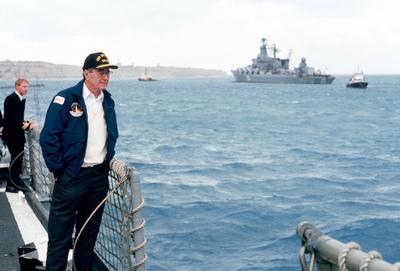 RECORD DATE NOT STATED With the Soviet guided missile cruiser SLAVA nearby, President George H.W. Bush looks out at the-stock-foto