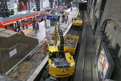 cntv Mit einen Bagger auf Schienen der auf den Bahngleisen faehrt und Mitarbeitern sind die Bauarbeiten f?r die Erneuerung der Bahnsteige 3 und 4 am Hauptbahnhof in vollen gange11.08.2025 Hamburg - Hauptbahnhof Die Bauerabeiten werden bis mitte September andauern Die Bauarbeiten zur Erneuerung der Bahnsteige 3 und 4 am Hamburger Hauptbahnhof haben heute begonnen. Die Arbeiten sollen ca. bis November andauern. F?r die Zeit der Arbeiten ist jeweils immer ein Gleis der Gleise 3 oder 4 voll gesperrt. Hamburg Deutschland *** cntv With an excavator on rails driving on the tracks and employees, the construction work for the renewal of platforms 3 and 4 at Hamburg Central Station is in full swing11 08 2025 Hamburg Central Station The constructi-stock-foto