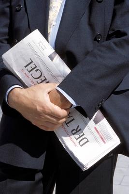 Mann h?lt den Tagesspiegel im Arm-stock-foto