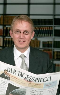 Bildnummer: 56958089  Datum: 15.10.2004  Copyright: imago/teutopressStephan-Andreas Casdorff (Chefredakteur Der Tagesspiegel ) 10/04 te Mann Chefredaktion Chefredakteur Redaktion Redakteur Journalismus Journalist Zeitung linke Tageszeitung links blond kurzhaarig Brille seri?s Jackett Hemd Krawatte halb hoch l?chelnd sitzend B?cher B?cherregal Zeitung haltend Fototermin am 15.10.2004 in Berlin (exklusiv) People x0x xkg 2004 hoch  56958089 Date 15 10 2004 Copyright Imago  Stephan Andreas Casdorff Editor-in-chief the Tagesspiegel 10 04 Te Man Editor in chief Editor-in-chief Editors Editor Journalism Journalist Newspaper Left Daily left blond short Glasses seriously Jacket Shirt Tie half vertical smiling seated Books Bookshelf Newspaper holding Photo call at 15 10 2004 in Berlin exclusive Celebrities x0x xkg 2004 vertical-stock-foto