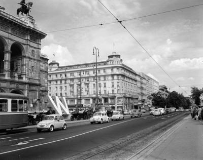 Trip to Europe: Arrival in Vienna, Austria 10:50AM; White House Army Signal Agency (WHASA) staff in Vienna. The Hotel Br-stock-foto