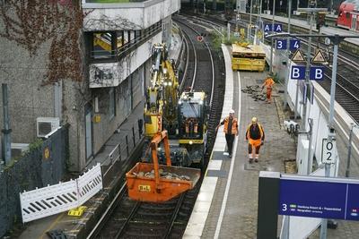cntv Mit einen Bagger auf Schienen der auf den Bahngleisen faehrt und Mitarbeitern sind die Bauarbeiten f?r die Erneuerung der Bahnsteige 3 und 4 am Hauptbahnhof in vollen gange11.08.2025 Hamburg - Hauptbahnhof Die Bauerabeiten werden bis mitte September andauern Die Bauarbeiten zur Erneuerung der Bahnsteige 3 und 4 am Hamburger Hauptbahnhof haben heute begonnen. Die Arbeiten sollen ca. bis November andauern. F?r die Zeit der Arbeiten ist jeweils immer ein Gleis der Gleise 3 oder 4 voll gesperrt. Hamburg Deutschland *** cntv With an excavator on rails driving on the tracks and employees, the construction work for the renewal of platforms 3 and 4 at Hamburg Central Station is in full swing11 08 2025 Hamburg Central Station The constructi-stock-foto