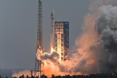 WENCHANG, CHINA - AUSGUT 04: A Long March-12 carrier rocket carrying a group of internet satellites blasts off from the-stock-foto