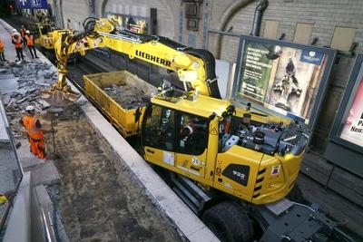 cntv Mit einen Bagger auf Schienen der auf den Bahngleisen faehrt und Mitarbeitern sind die Bauarbeiten f?r die Erneuerung der Bahnsteige 3 und 4 am Hauptbahnhof in vollen gange11.08.2025 Hamburg - Hauptbahnhof Die Bauerabeiten werden bis mitte September andauern Die Bauarbeiten zur Erneuerung der Bahnsteige 3 und 4 am Hamburger Hauptbahnhof haben heute begonnen. Die Arbeiten sollen ca. bis November andauern. F?r die Zeit der Arbeiten ist jeweils immer ein Gleis der Gleise 3 oder 4 voll gesperrt. Hamburg Deutschland *** cntv With an excavator on rails driving on the tracks and employees, the construction work for the renewal of platforms 3 and 4 at Hamburg Central Station is in full swing11 08 2025 Hamburg Central Station The constructi-stock-foto
