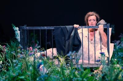 94/ Theater: WINTERREISE, Maria Schrader im Deutschen Theater Berlin am 07.09.2011, Premiere am 09.09.2011, Theaterstuec-stock-foto