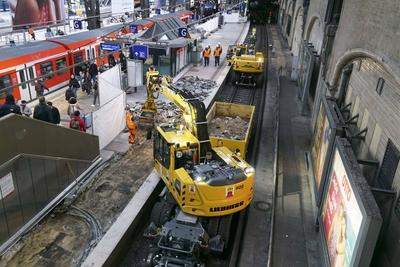 cntv Mit einen Bagger auf Schienen der auf den Bahngleisen faehrt und Mitarbeitern sind die Bauarbeiten f?r die Erneuerung der Bahnsteige 3 und 4 am Hauptbahnhof in vollen gange11.08.2025 Hamburg - Hauptbahnhof Die Bauerabeiten werden bis mitte September andauern Die Bauarbeiten zur Erneuerung der Bahnsteige 3 und 4 am Hamburger Hauptbahnhof haben heute begonnen. Die Arbeiten sollen ca. bis November andauern. F?r die Zeit der Arbeiten ist jeweils immer ein Gleis der Gleise 3 oder 4 voll gesperrt. Hamburg Deutschland *** cntv With an excavator on rails driving on the tracks and employees, the construction work for the renewal of platforms 3 and 4 at Hamburg Central Station is in full swing11 08 2025 Hamburg Central Station The constructi-stock-foto