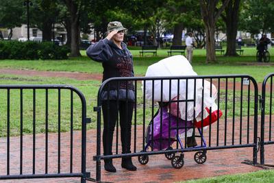 USA, Washington DC, homeless woman salute infront of White House USA, Washington DC, homeless woman salute for President-stock-foto