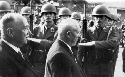 Bildnummer: 55881183  Datum: 01.01.1961  Copyright: imago/United ArchivesMr . Nikita Khrushchev , Soviet Prime Minister , accompanied by Austrian president Schaerf , as they inspect a guard of honour at the railway station in Vienna , in preparation for his weekend talks with U . S . President Kennedy . 2 June 1961 Mono Negative !AUFNAHMEDATUM GESCH?TZT! kbdig 1961 quer uniform helmet rifle soldiers politics politicians Bildnummer 55881183 Date 01 01 1961 Copyright Imago United Archives Mr Nikita Khrushchev Soviet Prime Ministers accompanied by Austrian President Schaerf As They inspect a Guard of Honour AT The Railway Station in Vienna in Preparation for His Weekend Talks With U S President Kennedy 2 June 1961 Mono Negative date estimated Kbdig 1961 horizontal Uniform Helmet rifle Soldiers POLITICS Politicians-stock-foto