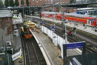 cntv Mit einen Bagger auf Schienen der auf den Bahngleisen faehrt und Mitarbeitern sind die Bauarbeiten f?r die Erneuerung der Bahnsteige 3 und 4 am Hauptbahnhof in vollen gange11.08.2025 Hamburg - Hauptbahnhof Die Bauerabeiten werden bis mitte September andauern Die Bauarbeiten zur Erneuerung der Bahnsteige 3 und 4 am Hamburger Hauptbahnhof haben heute begonnen. Die Arbeiten sollen ca. bis November andauern. F?r die Zeit der Arbeiten ist jeweils immer ein Gleis der Gleise 3 oder 4 voll gesperrt. Hamburg Deutschland *** cntv With an excavator on rails driving on the tracks and employees, the construction work for the renewal of platforms 3 and 4 at Hamburg Central Station is in full swing11 08 2025 Hamburg Central Station The constructi-stock-foto