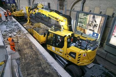 cntv Mit einen Bagger auf Schienen der auf den Bahngleisen faehrt und Mitarbeitern sind die Bauarbeiten f?r die Erneuerung der Bahnsteige 3 und 4 am Hauptbahnhof in vollen gange11.08.2025 Hamburg - Hauptbahnhof Die Bauerabeiten werden bis mitte September andauern Die Bauarbeiten zur Erneuerung der Bahnsteige 3 und 4 am Hamburger Hauptbahnhof haben heute begonnen. Die Arbeiten sollen ca. bis November andauern. F?r die Zeit der Arbeiten ist jeweils immer ein Gleis der Gleise 3 oder 4 voll gesperrt. Hamburg Deutschland *** cntv With an excavator on rails driving on the tracks and employees, the construction work for the renewal of platforms 3 and 4 at Hamburg Central Station is in full swing11 08 2025 Hamburg Central Station The constructi-stock-foto