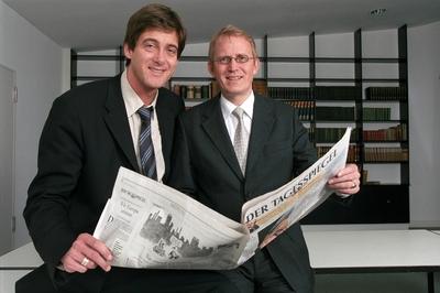 Bildnummer: 56958081  Datum: 15.10.2004  Copyright: imago/teutopressLorenz Maroldt (li.) mit Stephan-Andreas Casdorff (Chefredakteure Der Tagesspiegel ) 10/04 te Mann M?nner Chefredaktion Chefredakteur Redaktion Redakteur Journalismus Journalist Journalisten Zeitung linke Tageszeitung links dunkelhaarig kurzhaarig Brille seri?s Jackett Hemd Krawatte halb quer l?chelnd sitzend B?cher B?cherregal eine Zeitung haltend Fototermin am 15.10.2004 in Berlin (exklusiv) People x0x xkg 2004 quer  56958081 Date 15 10 2004 Copyright Imago  Lorenz Maroldt left with Stephan Andreas Casdorff Chief editors the Tagesspiegel 10 04 Te Man Men Editor in chief Editor-in-chief Editors Editor Journalism Journalist Journalists Newspaper Left Daily left dark haired short Glasses seriously Jacket Shirt Tie half horizontal smiling seated Books Bookshelf a Newspaper holding Photo call at 15 10 2004 in Berlin exclusive Celebrities x0x xkg 2004 horizontal-stock-foto
