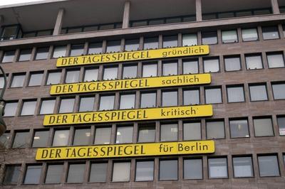 Werbung f?r den Tagesspiegel an einer Fassade in Berlin  - Der Tagesspiegel, gr?ndlich, sachlich, kritisch f?r Berlin --stock-foto