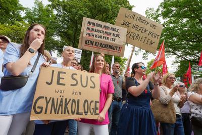 Chefarzt laedt zur Demo gegen katholisches Abtreibungsverbot in Lippstadt-stock-foto