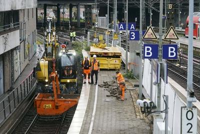 cntv Mit einen Bagger auf Schienen der auf den Bahngleisen faehrt und Mitarbeitern sind die Bauarbeiten f?r die Erneuerung der Bahnsteige 3 und 4 am Hauptbahnhof in vollen gange11.08.2025 Hamburg - Hauptbahnhof Die Bauerabeiten werden bis mitte September andauern Die Bauarbeiten zur Erneuerung der Bahnsteige 3 und 4 am Hamburger Hauptbahnhof haben heute begonnen. Die Arbeiten sollen ca. bis November andauern. F?r die Zeit der Arbeiten ist jeweils immer ein Gleis der Gleise 3 oder 4 voll gesperrt. Hamburg Deutschland *** cntv With an excavator on rails driving on the tracks and employees, the construction work for the renewal of platforms 3 and 4 at Hamburg Central Station is in full swing11 08 2025 Hamburg Central Station The constructi-stock-foto