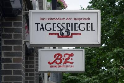30 07 2016 Friedrichshain Rigaer Strasse Berlin Zeitungsreklame Reklame Werbung Zeitung Zei-stock-foto
