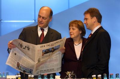 Bildnummer: 50338069  Datum: 01.12.2003  Copyright: imago/Sven SimonAngela Merkel (Bundesvorsitzende CDU), Dieter Althaus (re., Ministerpr?sident Th?ringen) und Laurenz Meyer (CDU-Generalsekret?r/alle GER/CDU) lesen im -Tagesspiegel- w?hrend des Bundesparteitages der CDU in Leipzig, Personen; 2003, Leipzig, Bundesparteitag, Bundesparteitage, Parteitag, Parteitage, Politiker, Vorsitzende, Vorsitzender, Parteivorsitzende, Parteivorsitzender, Parteien, Landespolitik, Zeitung, Zeitungen, lesend, lesend, lesende; , quer, Kbdig, Gruppenbild, close, Bundespolitik, Politik, Schriftzug, Logos, Deutschland, Randbild, People, Th?ringen / Parteien, Politikerin-stock-foto