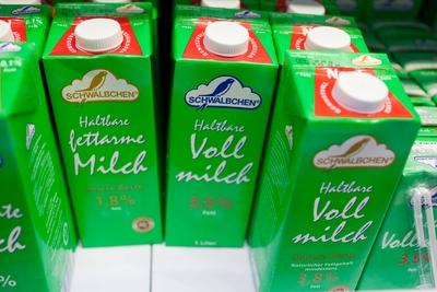 Bildnummer: 56168487  Datum: 08.10.2011  Copyright: imago/R?diger W?lk DEU, Deutschland, K?ln: K?lnmesse, Anuga Dairy, fettarme H-Milch und haltbare Vollmilch der Milch-Union Hocheifel, abgepackt f?r die Schw?lbchen Molkerei Jakob Berz AG Wirtschaft Messe Food x0x xsk 2011 quer Anuga Anuga Dairy Cologne Deutschland Ern?hrungswirtschaft Germany K?lnmesse K?ln Lebensmittel MUH Messe Milch Milch-Union Hocheifel Molkerei Molkereiprodukte Molkereiunternehmen Nahrungsmittelindustrie Veranstaltung Wirtschaft economy food milk  56168487 Date 08 10 2011 Copyright Imago R?diger W?lk DEU Germany Cologne Cologne fair Anuga Dairy Big arms H Milk and durable Whole milk the Milk Union High Eifel packed for the  Dairy Jakob Berz AG Economy trade Fair Food x0x xSK 2011 horizontal Anuga Anuga Dairy Cologne Germany Food sector Germany Cologne fair Cologne Food Muh trade Fair Milk Milk Union High Eifel Dairy Dairy products Dairy companies Food industry Event Economy Economy Food Milk-stock-foto