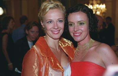 Bildnummer: 56895431  Datum: 01.06.1999  Copyright: imago/teutopressMaria Schrader (re.) & Katja Riemann Farbnegativ 06/99 urb Frau TV Fernsehen Schauspiel Verleihung stehend festlich seri?s Kleid Abendkleid umarmend l?chelnd halb quer Deutscher Filmpreis 1999 in Berlin People B xcb x0x 1999 quer  56895431 Date 01 06 1999 Copyright Imago  Mary Schrader right & Katja Riemann Color negative 06 99 URB Woman TV Television Acting award Ceremony standing festive seriously Dress Evening dress embracing smiling half horizontal German Film Prize 1999 in Berlin Celebrities B  x0x 1999 horizontal-stock-foto