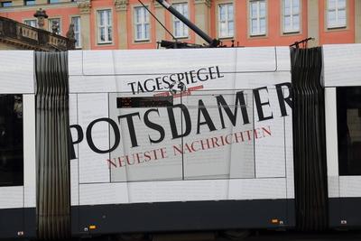 Werbung der Potsdamer Neuesten Nachrichten an einer Stra?enbahn in Potsdam, 13. April 2021. Werbung PNN *** Advertisemen-stock-foto