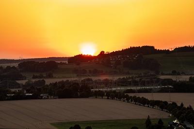Temperaturen von weit ?ber 30 Grad erwartet ? Nach niederschlagsreichem Juli, Sonne satt derzeit bundesweit ? Landwirte k?nnen ihre Ernte einfahren-stock-foto