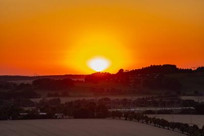 Temperaturen von weit ?ber 30 Grad erwartet ? Nach niederschlagsreichem Juli, Sonne satt derzeit bundesweit ? Landwirte k?nnen ihre Ernte einfahren-stock-foto