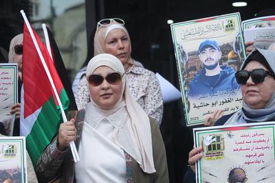 Palestinian demonstrators take part in a protest to show solidarity with Palestinian prisoners in Israeli jails-stock-foto