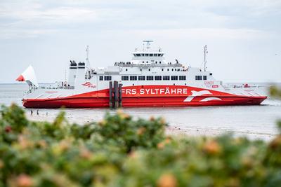 F?hranleger in List auf Sylt mit einer Autof?hre der Reederei FRS Syltf?hre GmbH & Co. KG ? Anlegeman?ver der F?hre Romoexpress-stock-foto