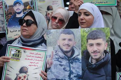 Palestinian demonstrators take part in a protest to show solidarity with Palestinian prisoners in Israeli jails-stock-foto