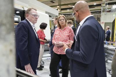 Arbeitsministerin Baerbel Bas besucht mit SPD OB Kandidat Burmester die Firma Leybold in Koeln-stock-foto