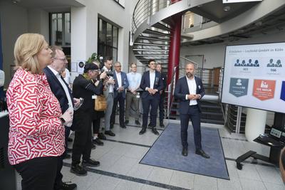 Arbeitsministerin Baerbel Bas besucht mit SPD OB Kandidat Burmester die Firma Leybold in Koeln-stock-foto