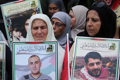 Palestinian demonstrators take part in a protest to show solidarity with Palestinian prisoners in Israeli jails-stock-foto
