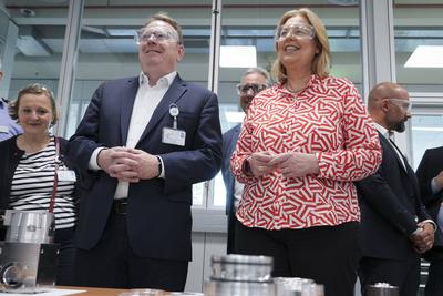 Arbeitsministerin Baerbel Bas besucht mit SPD OB Kandidat Burmester die Firma Leybold in Koeln-stock-foto