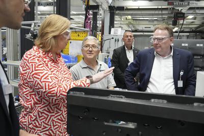 Arbeitsministerin Baerbel Bas besucht mit SPD OB Kandidat Burmester die Firma Leybold in Koeln-stock-foto
