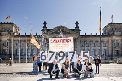 tax the rich Demo vor dem Bundestag-stock-foto