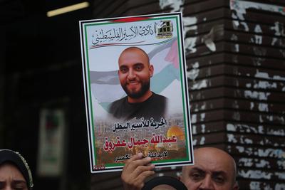 Palestinian demonstrators take part in a protest to show solidarity with Palestinian prisoners in Israeli jails-stock-foto