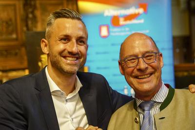 Ulrich Siegmund AFD Fraktionschef von Sachsen-Anhalt mit Alexander Wolf von der AFD Mitglied des Bundestages am 11.August 2025 Hamburg- Der AFD Fraktionschef von Sachsen-Anhalt Ulrich Siegmund hielt eine Rede zum Theams AfD im Parlament Der Weg zur Regierungsverantwortung und anlaesslich seines Besuches und Vortrages im Hamburger Rathaus vom Publikum im Festsaal des Rathauses gefeiert wie ein Popstar. Er gab zahlreiche Autogramme, machte Selfis mit vielen Besuchern und lie? sich regelrecht feiern. Einzelne Zuschauer trugen T-Shirts mit dem Aufdruck Make Germany great again und andere schwenkten im Festsaal mehrfach die Deutschlandfahne w?hrend der Veranstaltung Hamburg Deutschland *** Ulrich Siegmund AFD parliamentary group leader from-stock-foto