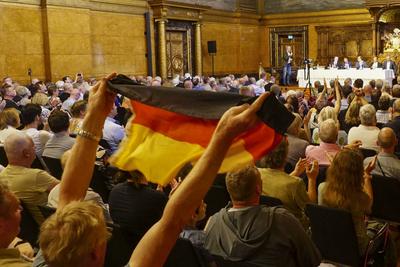 Ulrich Siegmund AFD Fraktionschef von Sachsen-Anhalt am 11.August 2025 Hamburg Der AFD Fraktionschef von Sachsen-Anhalt Ulrich Siegmund hielt eine Rede zum Theams AfD im Parlament Der Weg zur Regierungsverantwortung und anlaesslich seines Besuches und Vortrages im Hamburger Rathaus vom Publikum im Festsaal des Rathauses gefeiert wie ein Popstar. Er gab zahlreiche Autogramme, machte Selfis mit vielen Besuchern und lie? sich regelrecht feiern. Einzelne Zuschauer trugen T-Shirts mit dem Aufdruck Make Germany great again und andere schwenkten im Festsaal mehrfach die Deutschlandfahne w?hrend der Veranstaltung Hamburg Deutschland *** Ulrich Siegmund AFD parliamentary group leader of Saxony-Anhalt on August 11, 2025 Hamburg The AFD parliamenta-stock-foto