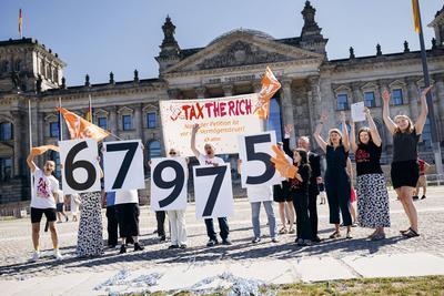 tax the rich Demo vor dem Bundestag-stock-foto