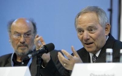 Bundesinnenminister Wolfgang Sch?uble re spricht neben dem Duisburger Politologen Franz Nuscheler-stock-foto