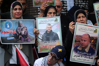 Palestinian demonstrators take part in a protest to show solidarity with Palestinian prisoners in Israeli jails-stock-foto