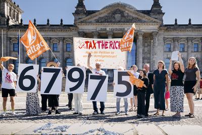 tax the rich Demo vor dem Bundestag-stock-foto
