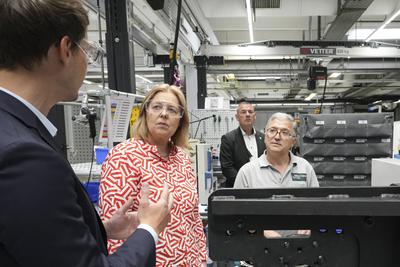 Arbeitsministerin Baerbel Bas besucht mit SPD OB Kandidat Burmester die Firma Leybold in Koeln-stock-foto