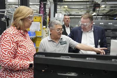 Arbeitsministerin Baerbel Bas besucht mit SPD OB Kandidat Burmester die Firma Leybold in Koeln-stock-foto
