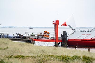 F?hranleger in List auf Sylt mit einer Autof?hre der Reederei FRS Syltf?hre GmbH & Co. KG ? Anlegeman?ver der F?hre Romoexpress-stock-foto